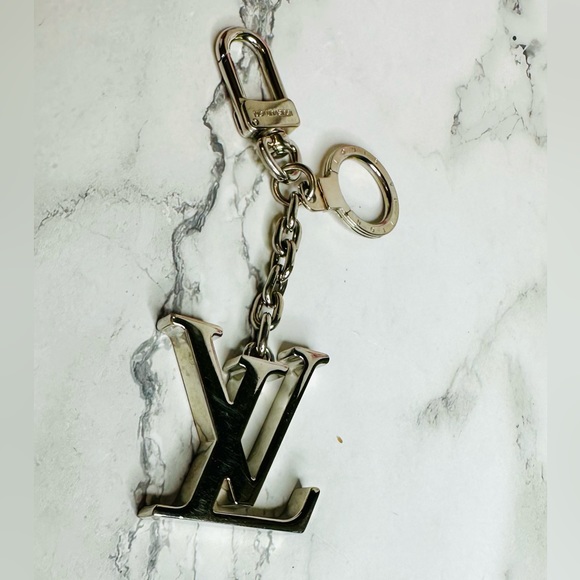 EUC Louis Vuitton Palladium Plated LV Initials Key Holder/Bag Charm - Picture 5 of 17